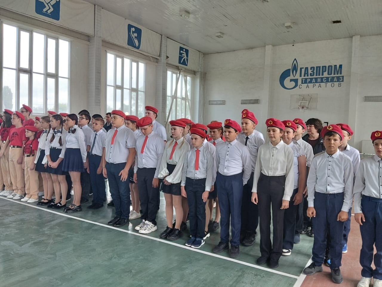 В Токарёвском округе состоялся смотр строя и песни команд школьных объединений.