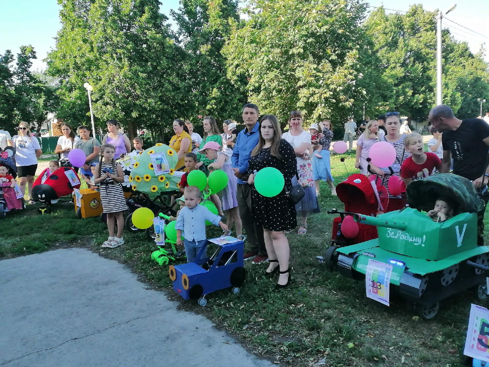 Парад колясок прошел в р.п. Токаревка в преддверии Дня семьи, любви и верности.