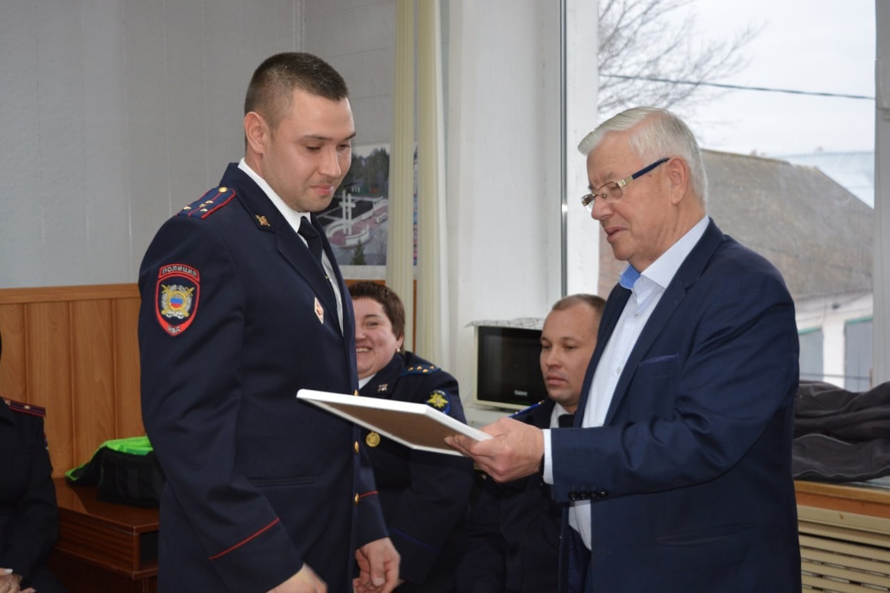 Глава Токарёвского округа В.Н.Айдаров поздравил сотрудников полиции с профессиональным праздником.