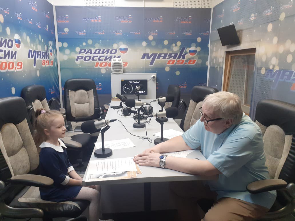 Первоклассница Анисья Рогачева из Токарёвской средней школы № 2  в числе победителей проекта «Потомки помнят славную Победу. Дети читают стихи».