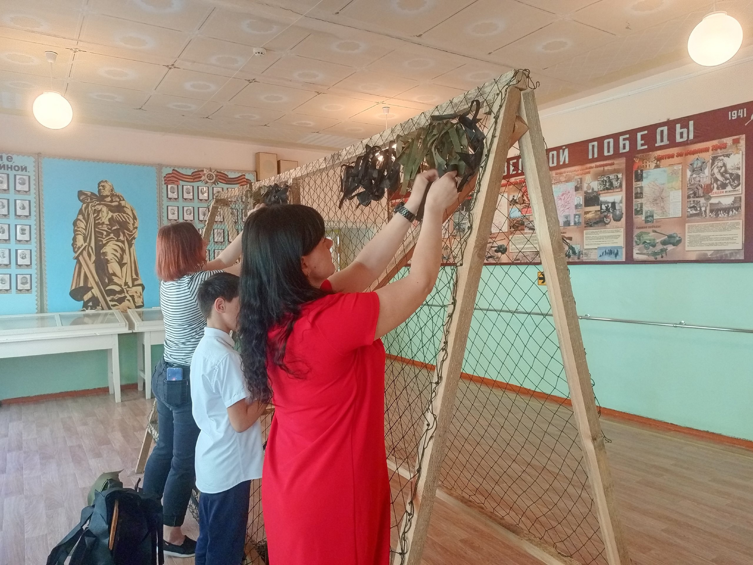 В филиале Токарёвской средней школы №1 в селе Троицкий Росляй продолжается работа по плетению маскировочных сетей для участников СВО.