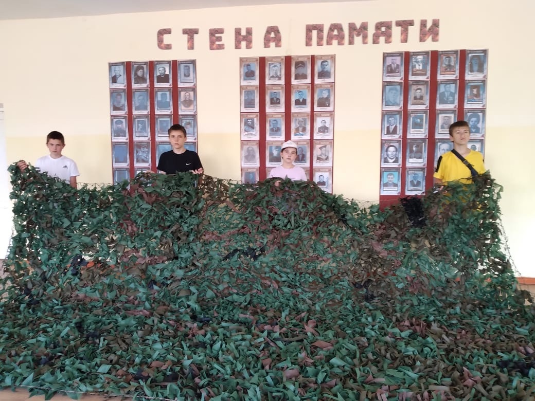 Обучающиеся Токарёвской средней школы №1 продолжают плести маскировочные сети.