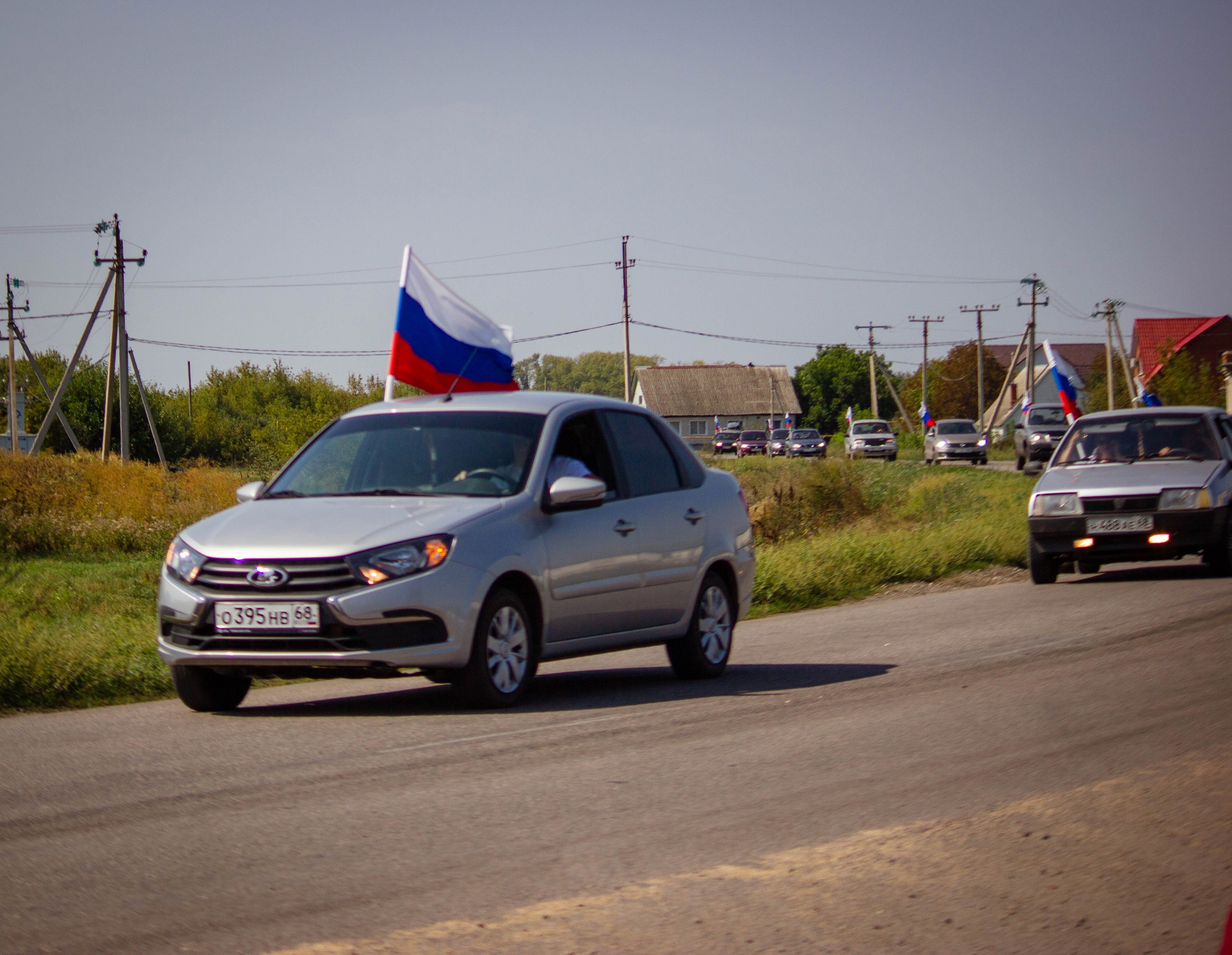 Патриотический автопробег ко Дню флага России прошёл в р. п. Токарёвка.