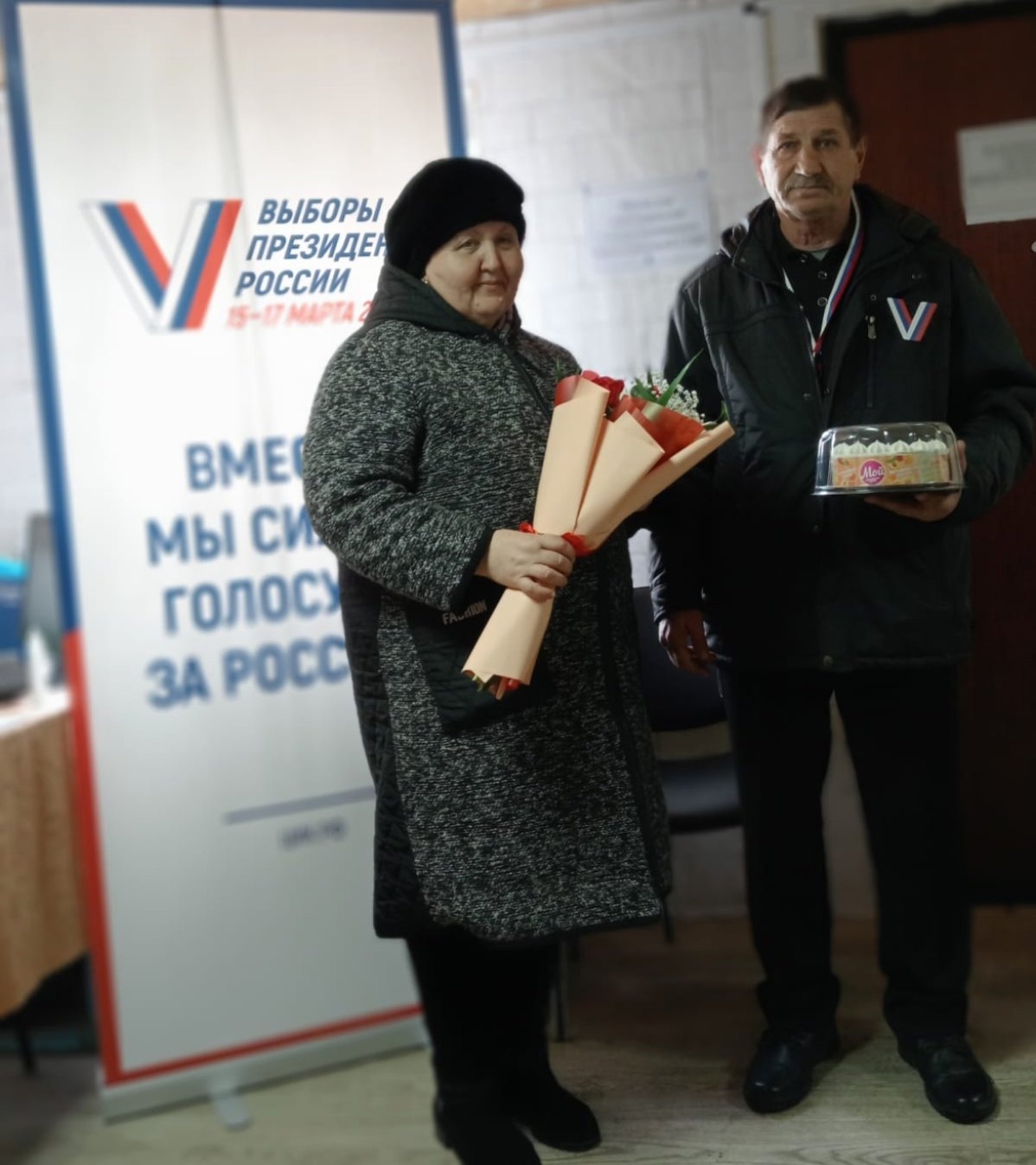 Члены участковых избирательных комиссий Токарёвского муниципального округа внимательно относятся к избирателям, поздравляют тех, кто в день голосования отмечает день рождение или другие знаменательные даты..
