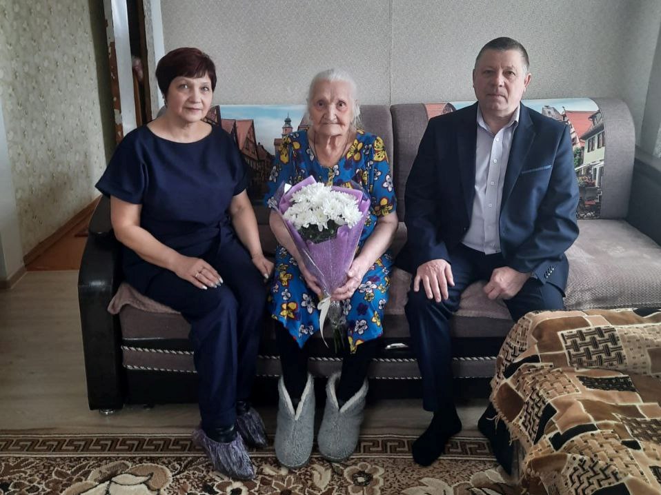 Сегодня 95-летний юбилей отмечает ветеран труда, труженица тыла Александра Леонтьевна Бухарёва из р.п.Токарёвка..