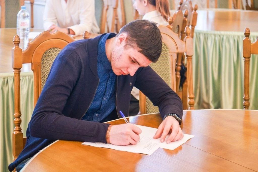 Одиннадцатиклассник Токарёвской средней школы № 1 Андрей Семенов стал призером XVII Общероссийской олимпиады «Основы православной культуры».