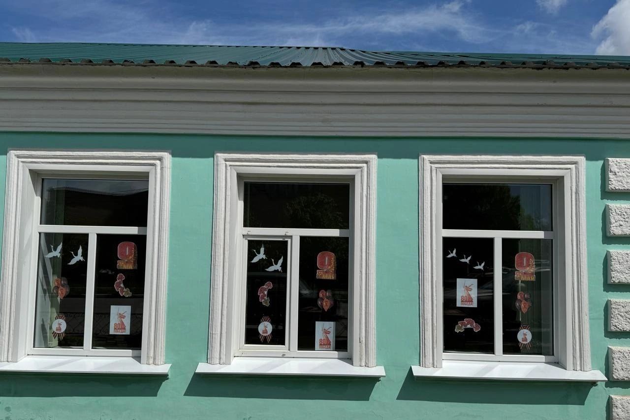 Жители округа продолжают принимать активное участие в акции «Окна Победы».