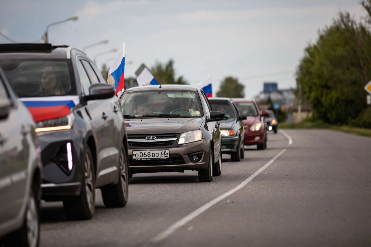 В честь Дня России в р.п.Токарёвка прошёл патриотический автопробег.