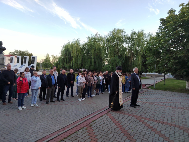 22 июня, 4.00. День памяти и скорби. Трагическая и печальная дата для каждого жителя нашей страны. В этот день и в этот час 83 года назад началась Великая Отечественная война.... 22 июня, 4.00. День памяти и скорби. Трагическая и печальная дата для каждого жителя нашей страны. В этот день и в этот час 83 года назад началась Великая Отечественная война....