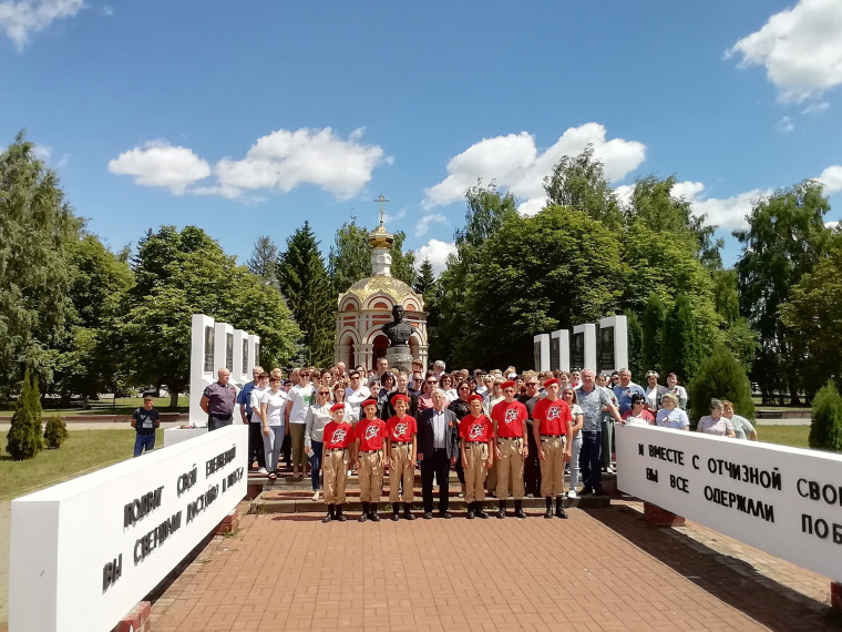 Токаревцы почтили память жертв войны Минутой молчания и возложили цветы к мемориальным плитам на военно-историческом мемориальном комплексе в р. п. Токаревка. Токаревцы почтили память жертв войны Минутой молчания и возложили цветы к мемориальным плитам на военно-историческом мемориальном комплексе в р. п. Токаревка.