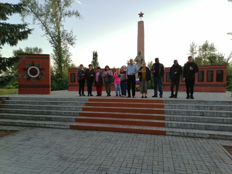 Жители всех сельских территорий Токарёвского округа присоединились к акции «Свеча памяти», почтили память земляков, павших в Великой Отечественной войне, минутой молчания и возложением цветов к мемориалам и обелискам.. Жители всех сельских территорий Токарёвского округа присоединились к акции «Свеча памяти», почтили память земляков, павших в Великой Отечественной войне, минутой молчания и возложением цветов к мемориалам и обелискам..