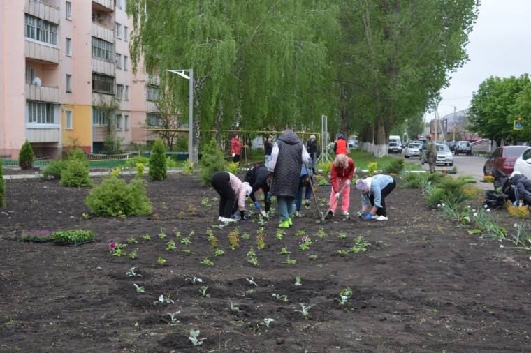 Жители округа продолжают принимать активное участие в субботниках. Жители округа продолжают принимать активное участие в субботниках.